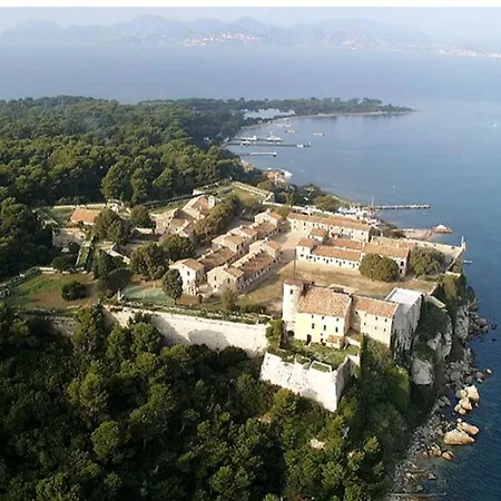 Brand New 2 Bedroom Gambetta Fully Renovated 2021- 5 Mns Palais By Olam